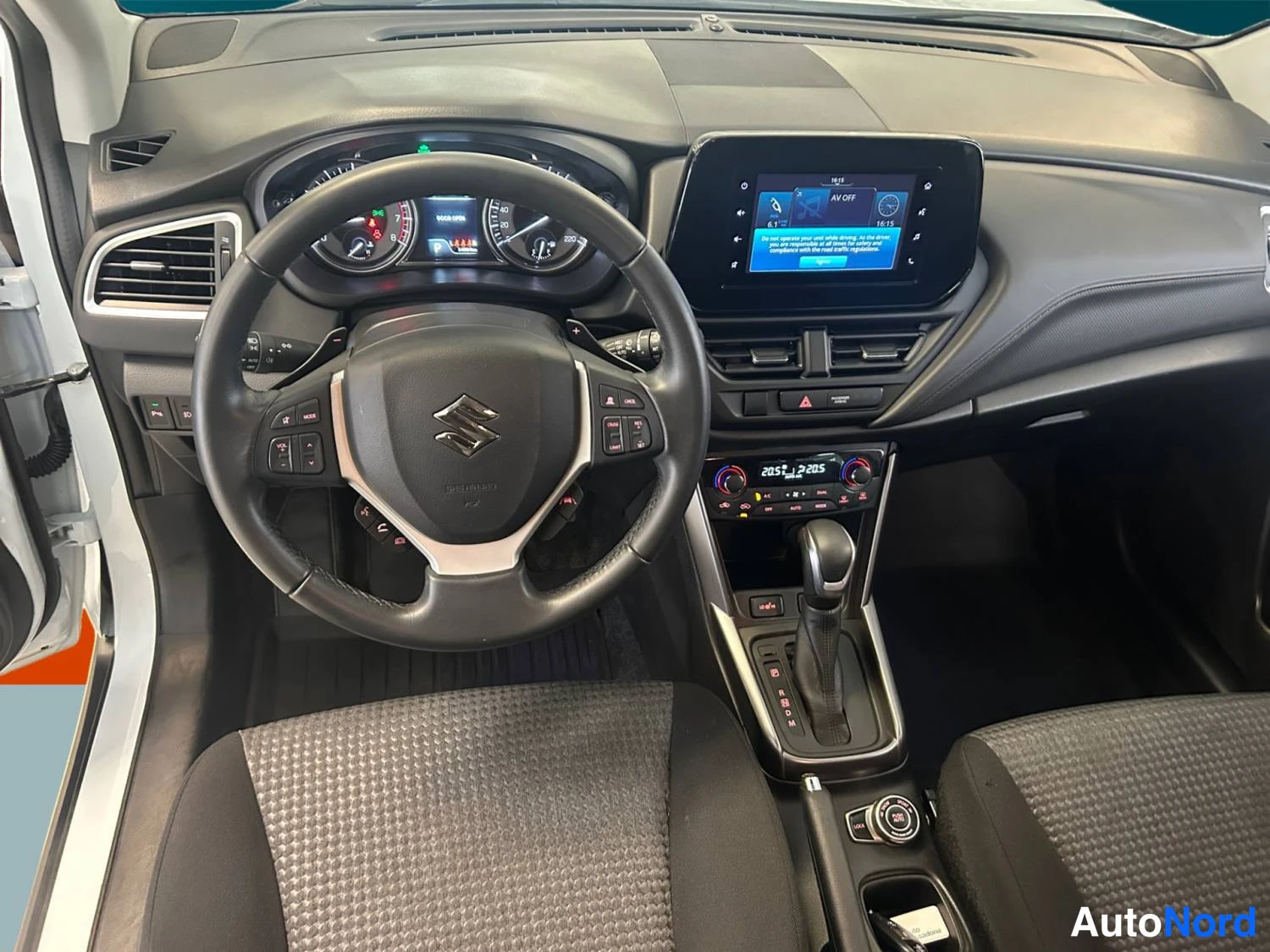 Valkoinen Suzuki S-cross 2024, ohjaamo, kuva 9