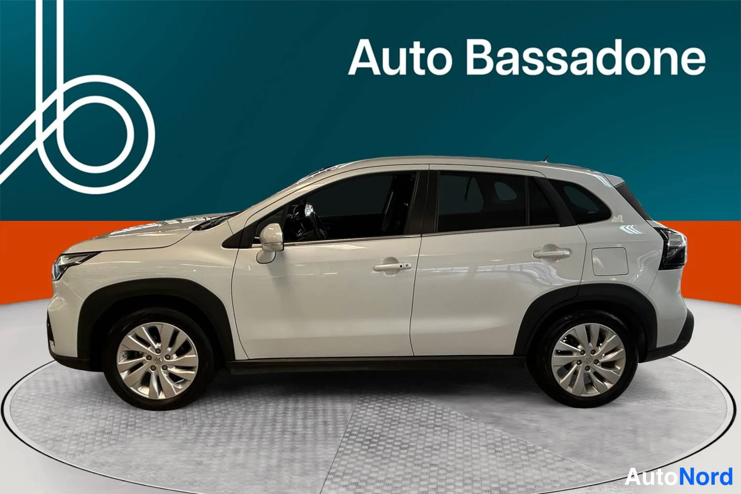 Valkoinen Suzuki S-cross 2024, sivulta, kuva 5