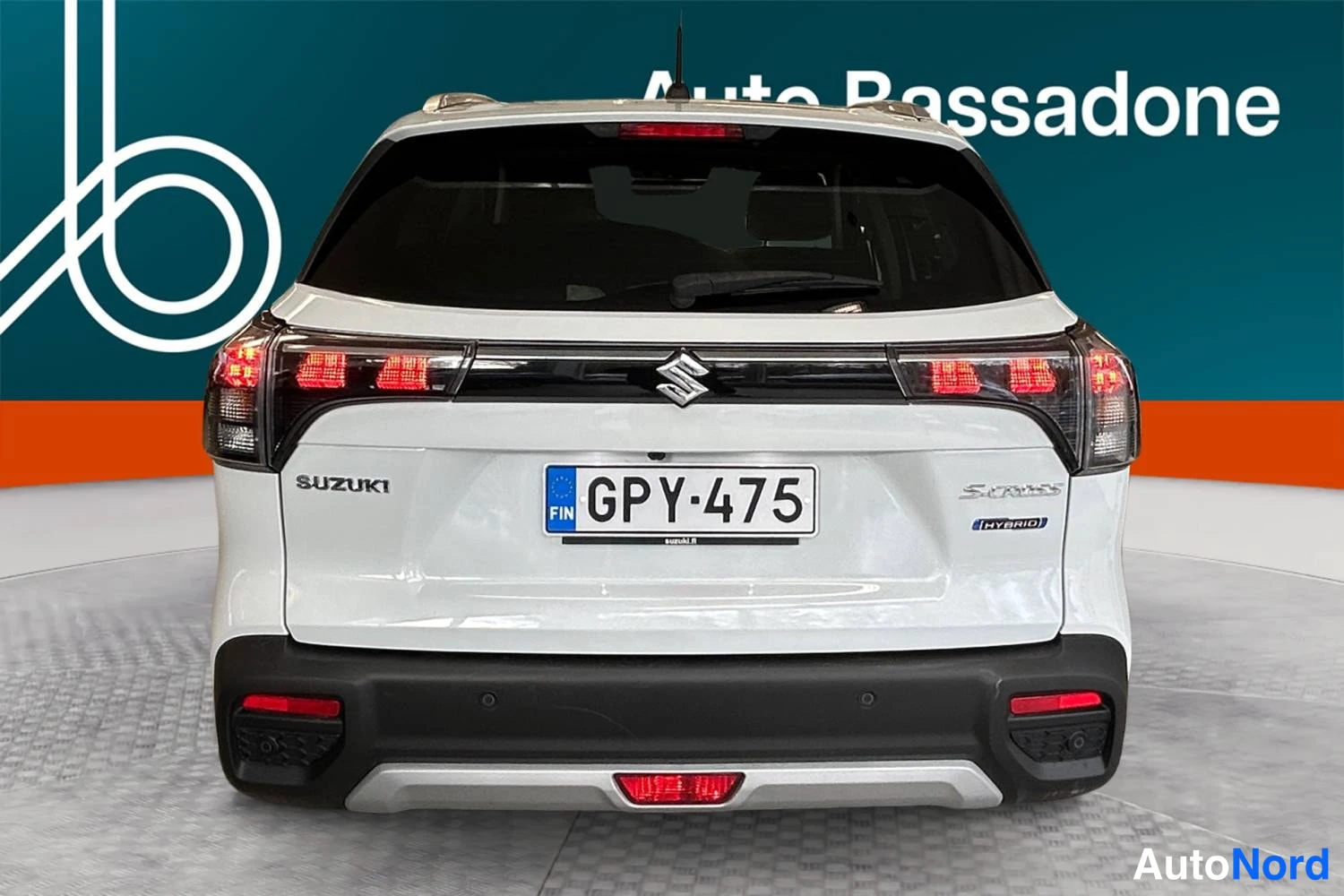 Valkoinen Suzuki S-cross 2024, takaa, kuva 8
