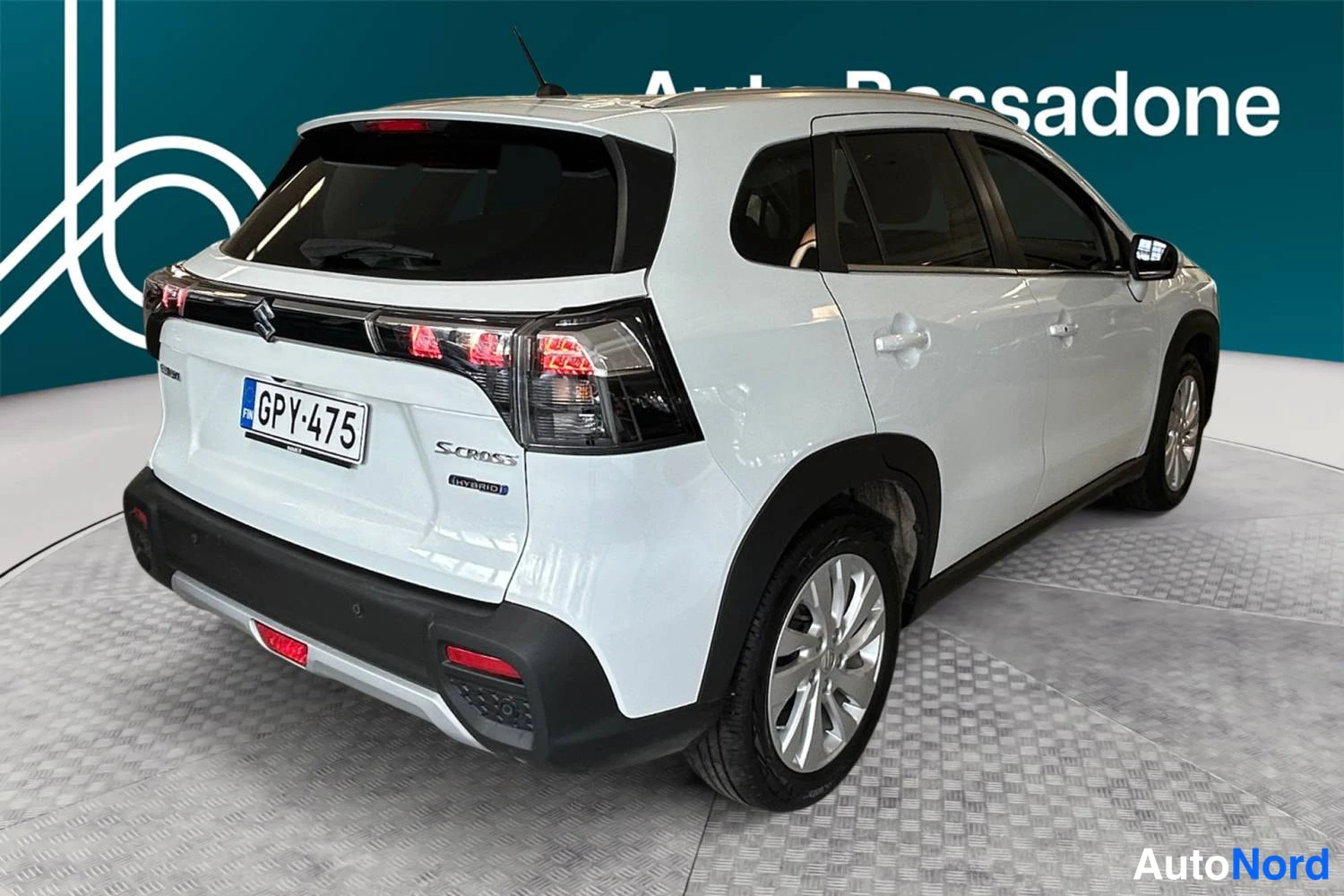 Valkoinen Suzuki S-cross 2024, takaviisto, kuva 6