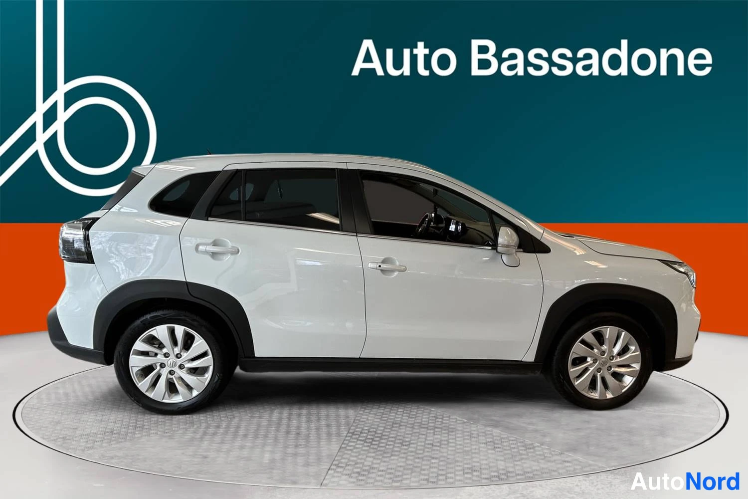 Valkoinen Suzuki S-cross 2024, sivulta, kuva 4