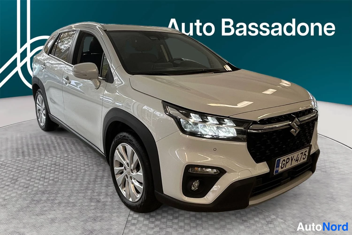 Valkoinen Suzuki S-cross 2024, etuviisto, keula oikealle, kuva 2