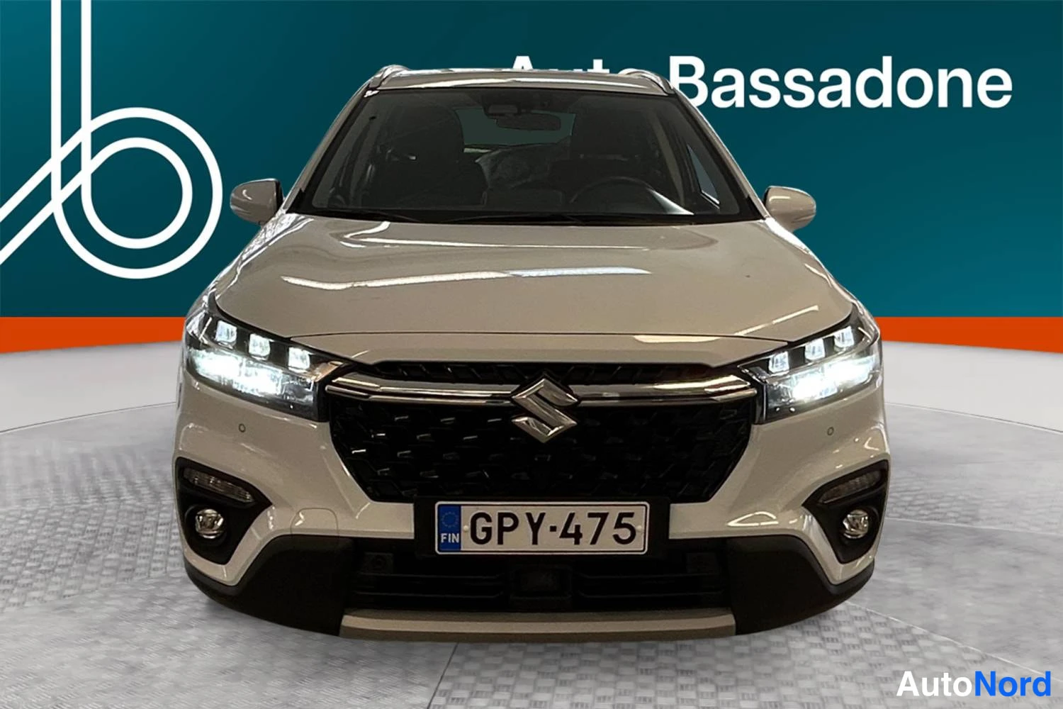Valkoinen Suzuki S-cross 2024, edestä, kuva 3