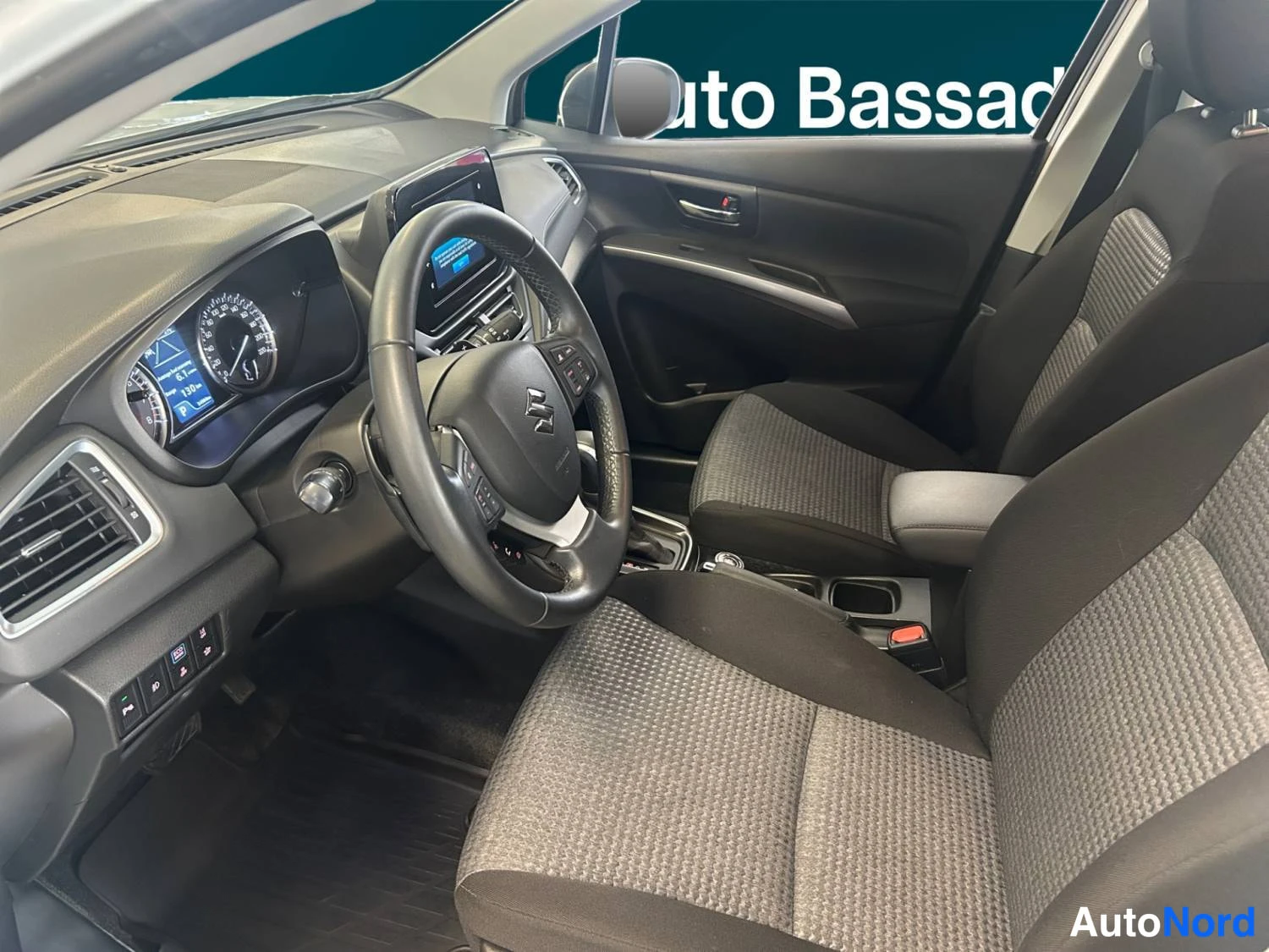 Valkoinen Suzuki S-cross 2024, ohjaamo, kuva 10