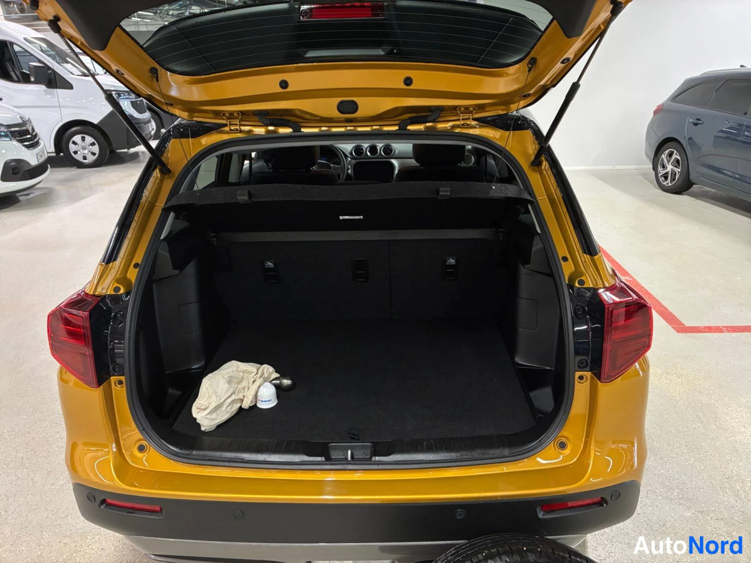 Keltainen Suzuki Vitara 2025, takaa, kuva 11