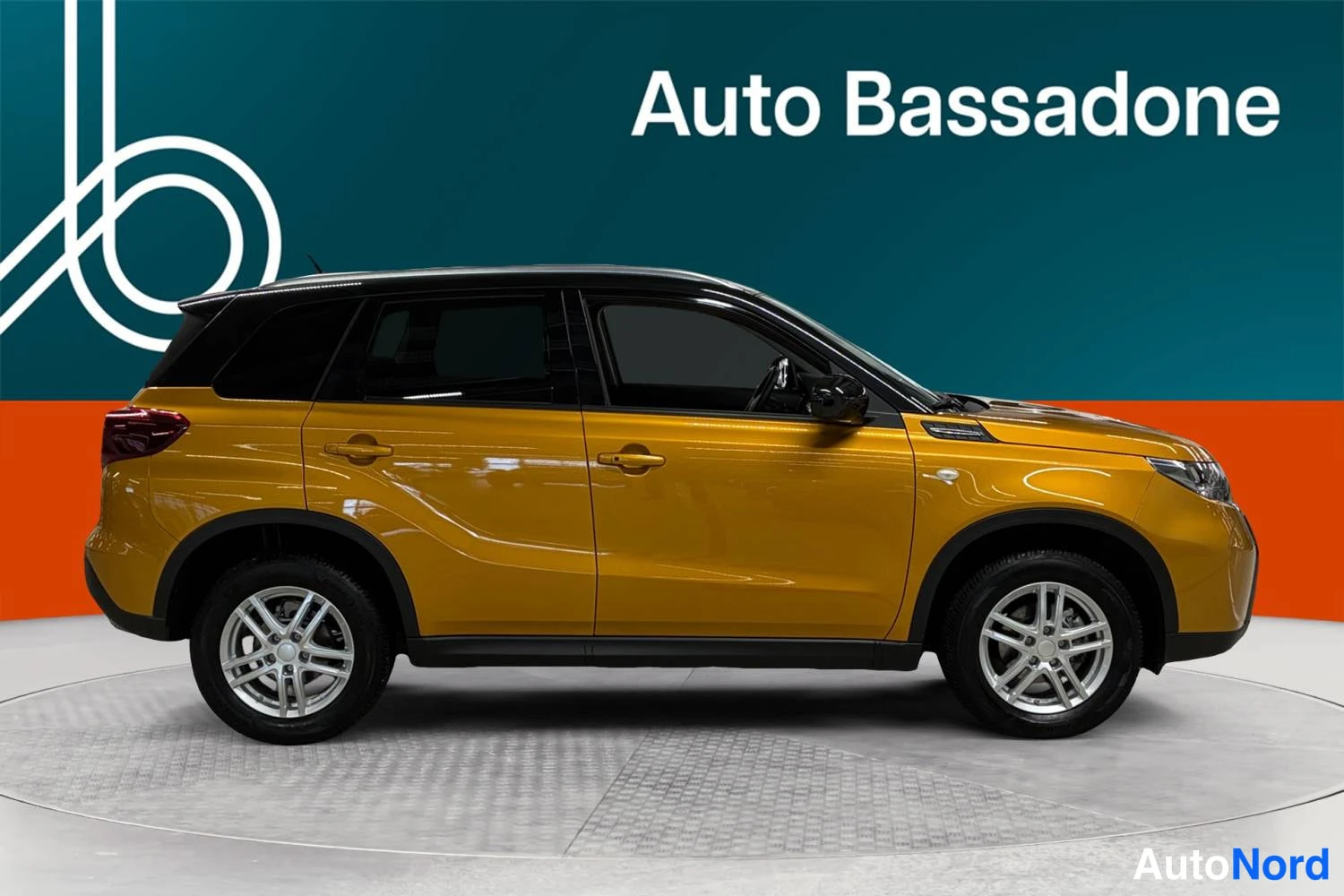 Keltainen Suzuki Vitara 2025, etuviisto, keula oikealle, kuva 2