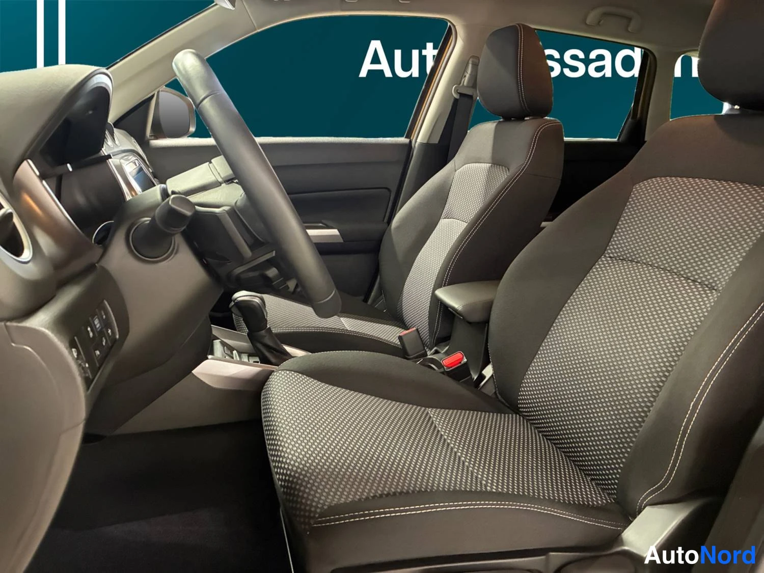 Keltainen Suzuki Vitara 2025, kuva 12
