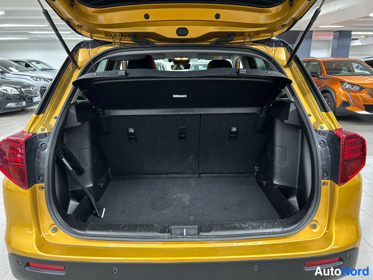 Keltainen Suzuki Vitara 2025, takaa, kuva 9