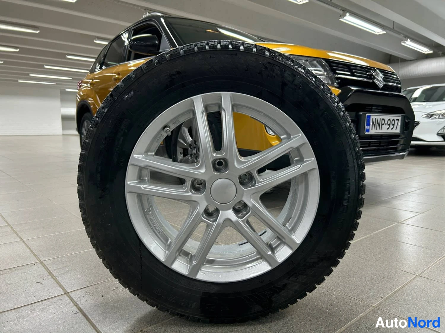 Keltainen Suzuki Vitara 2025, etuviisto, keula oikealle, kuva 4
