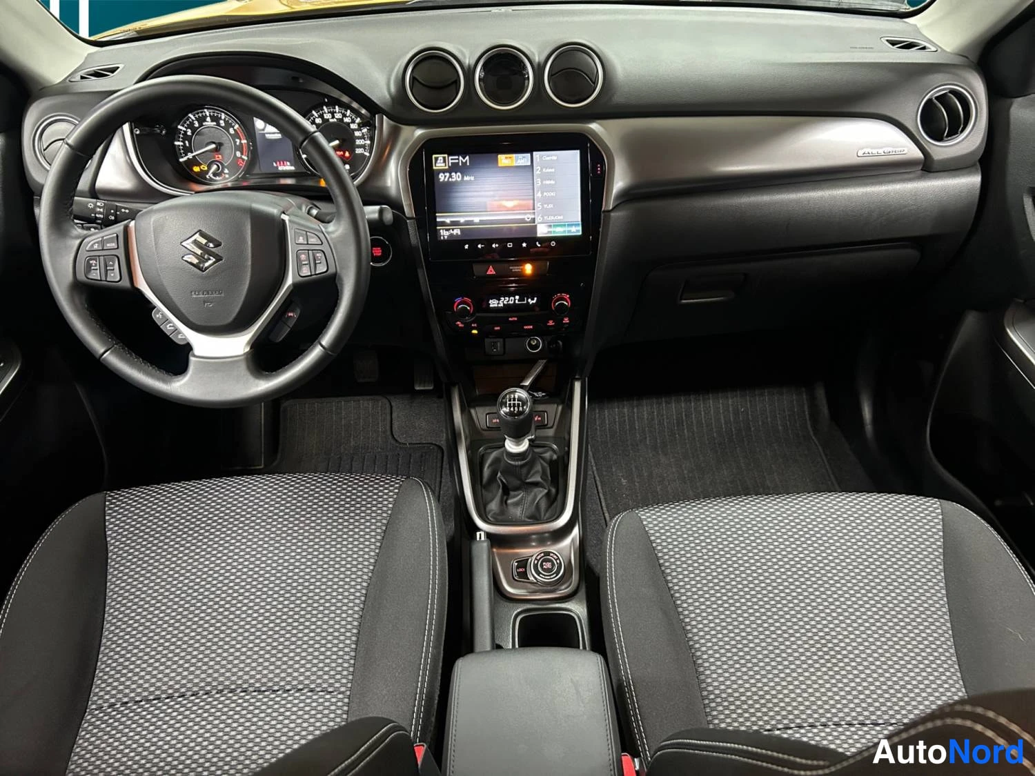 Keltainen Suzuki Vitara 2025, kuva 11