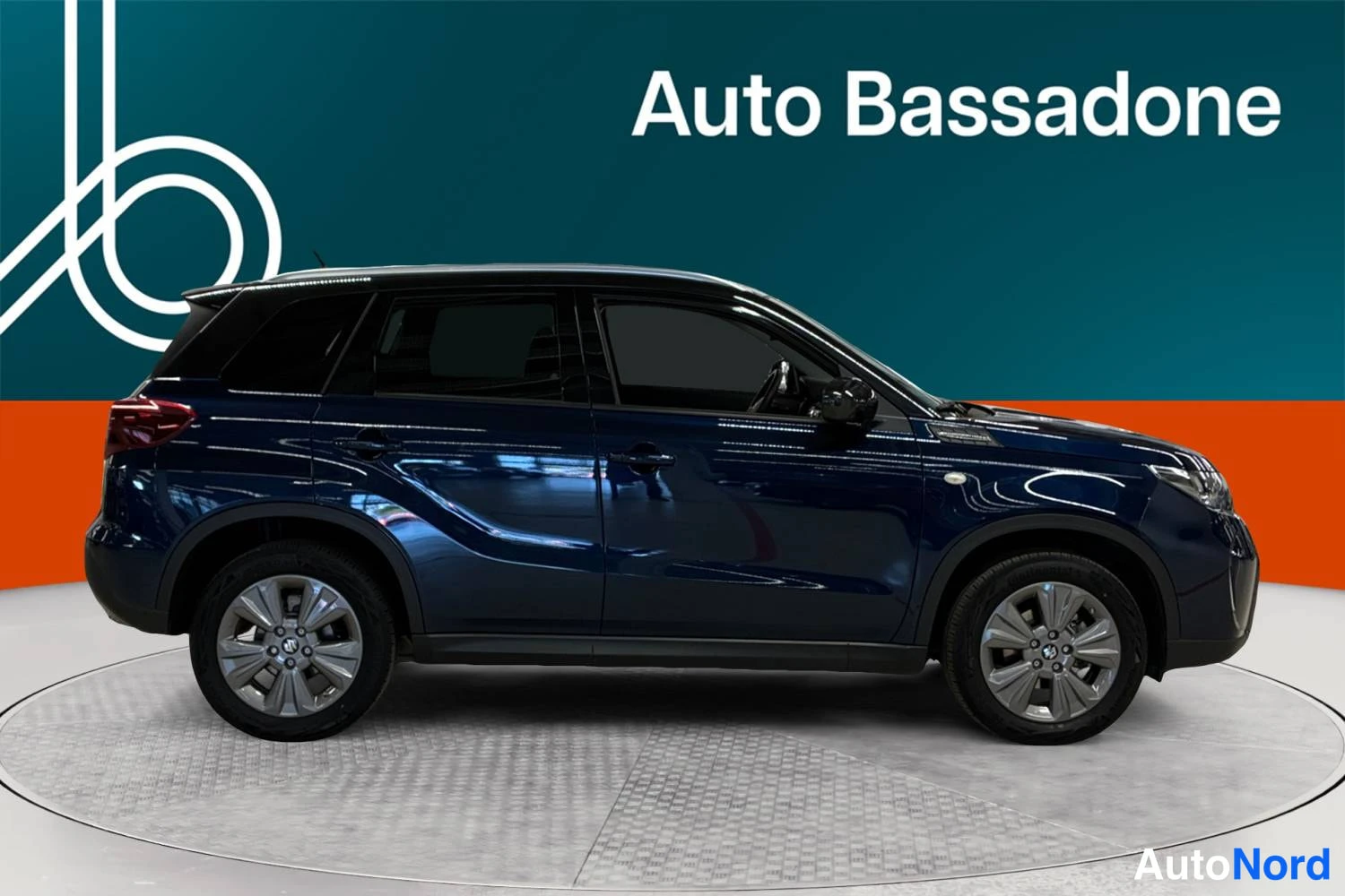 Sininen Suzuki Vitara 2025, etuviisto, keula oikealle, kuva 2