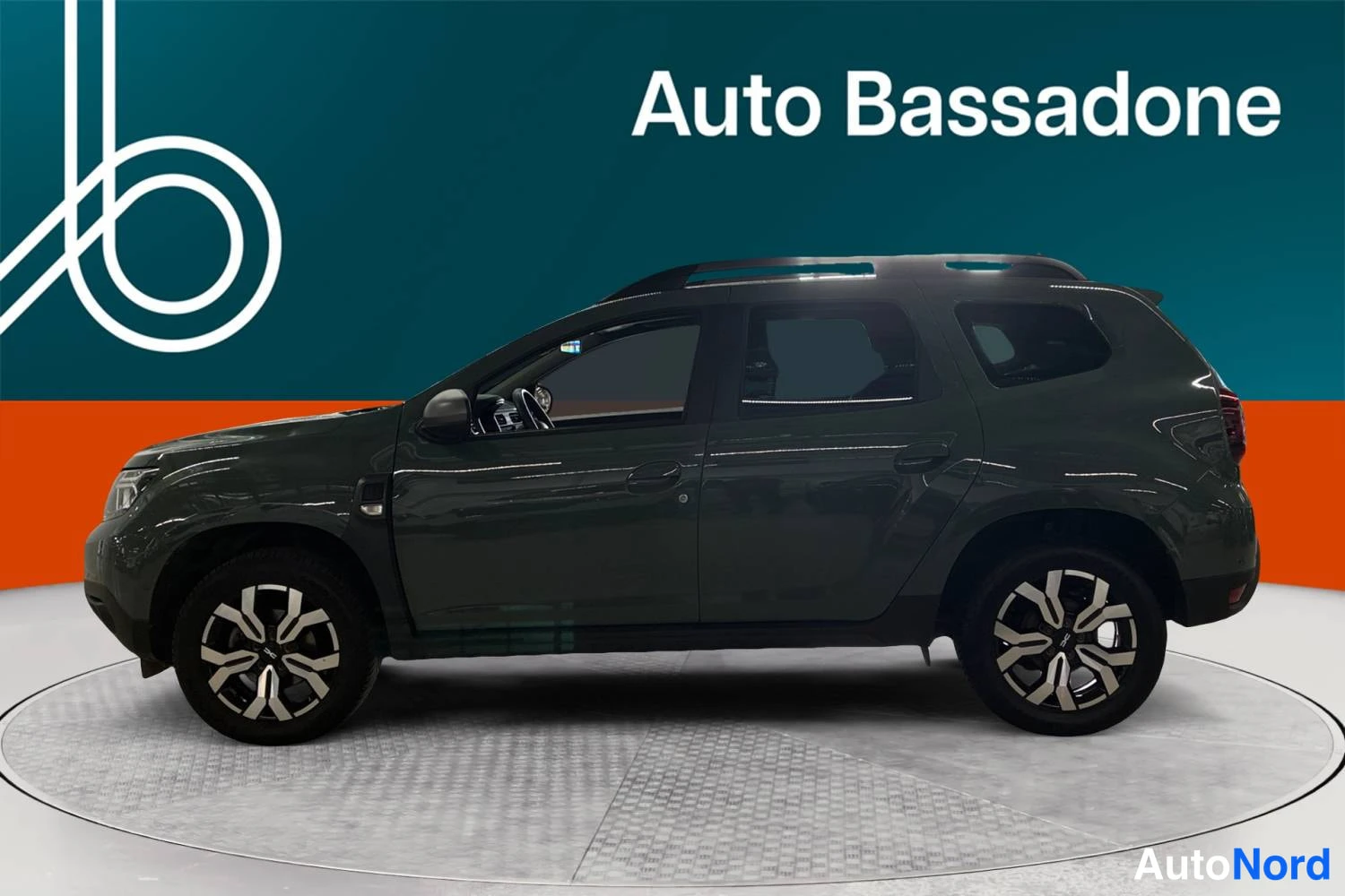 Harmaa Dacia Duster 2023, sivulta, kuva 5
