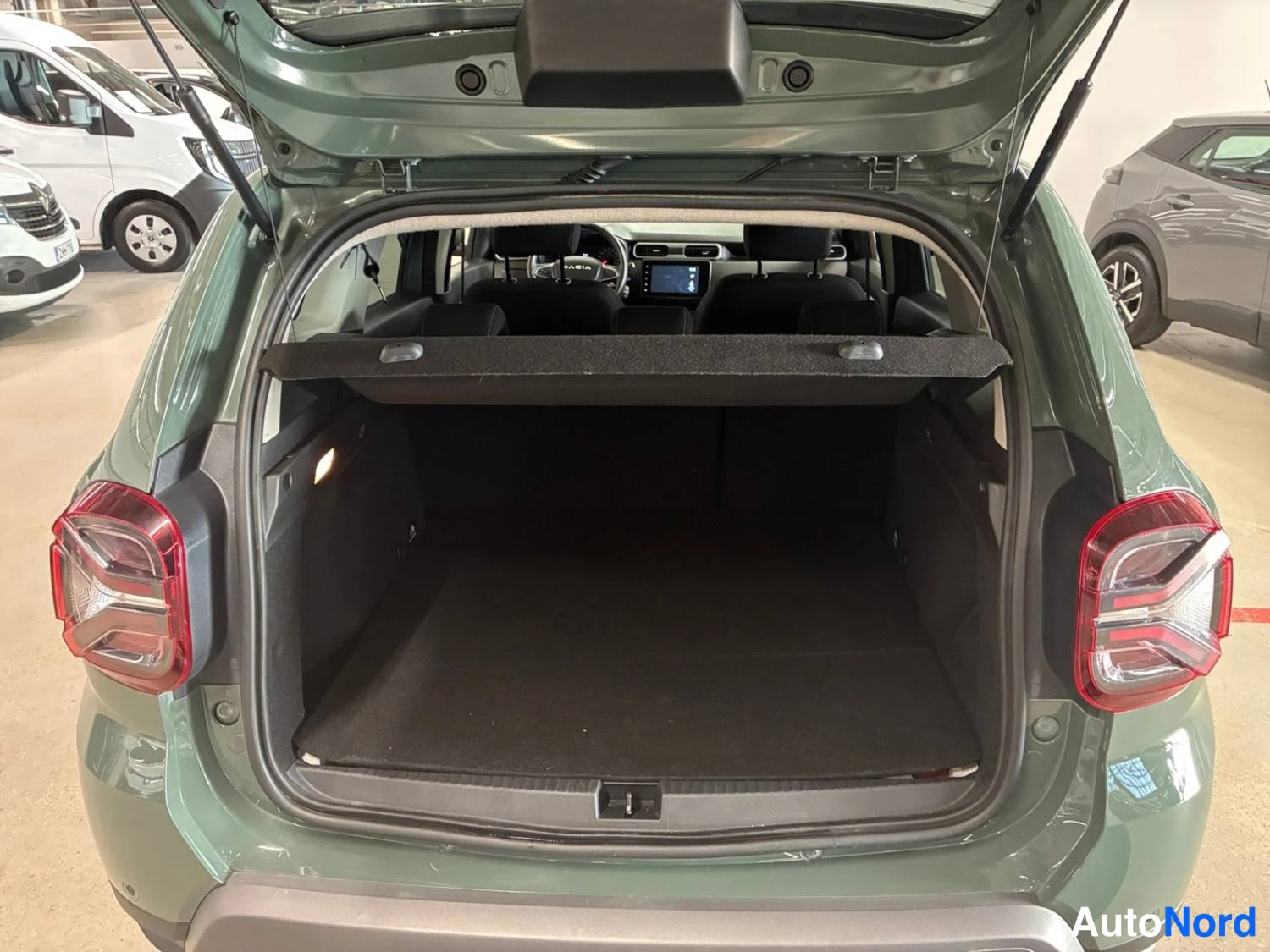 Harmaa Dacia Duster 2023, takaa, kuva 11