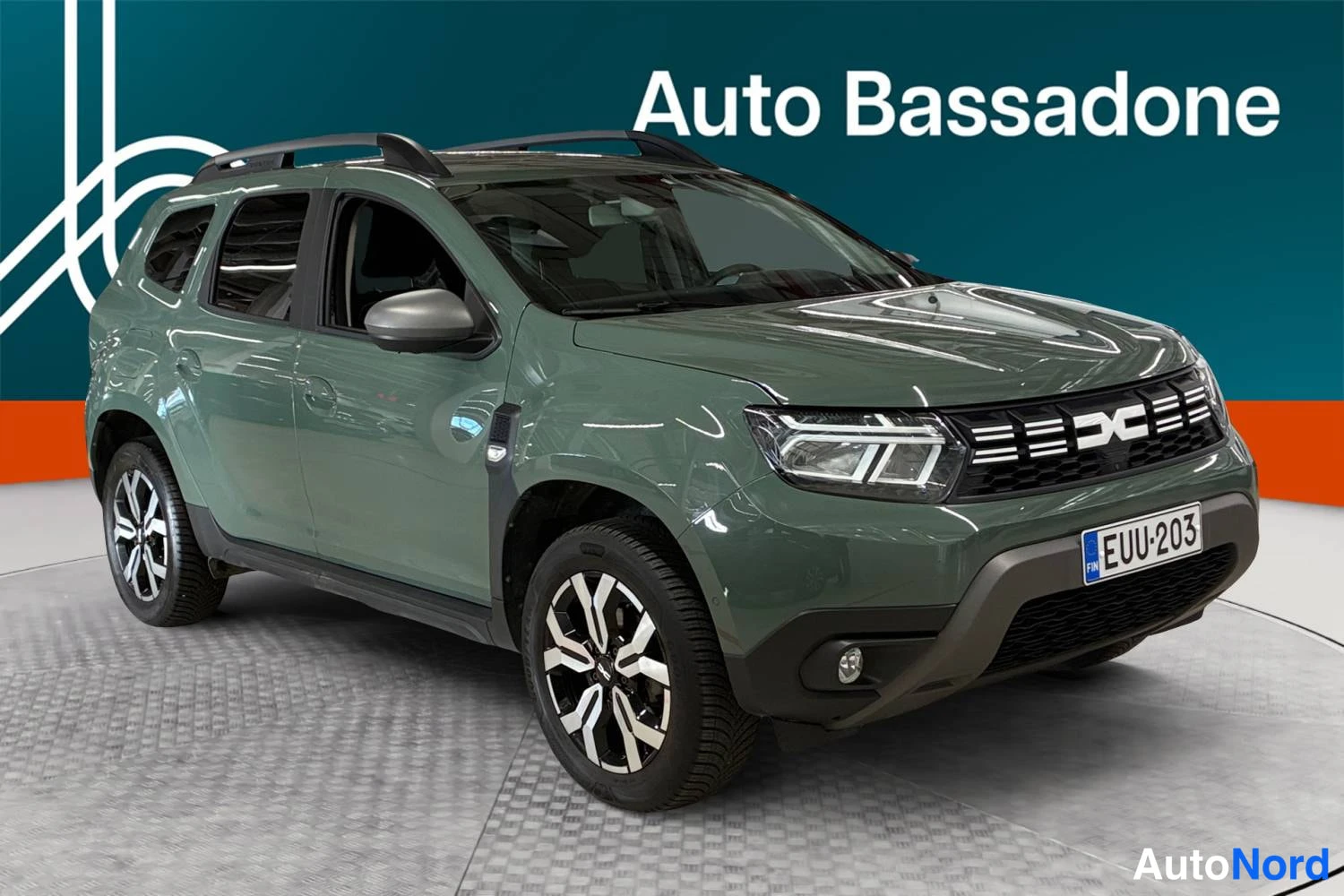 Harmaa Dacia Duster 2023, etuviisto, keula oikealle, kuva 2