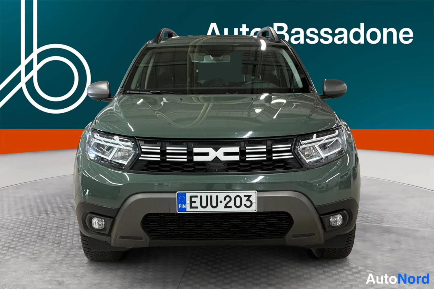 Harmaa Dacia Duster 2023, edestä, kuva 3