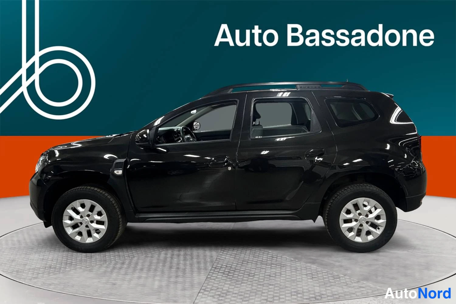 Musta Dacia Duster 2022, sivulta, kuva 5