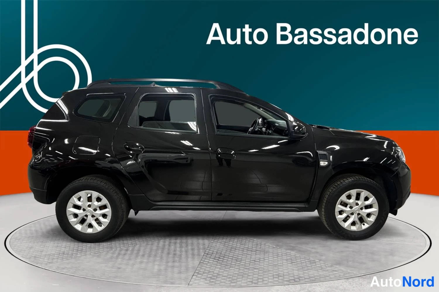 Musta Dacia Duster 2022, sivulta, kuva 4