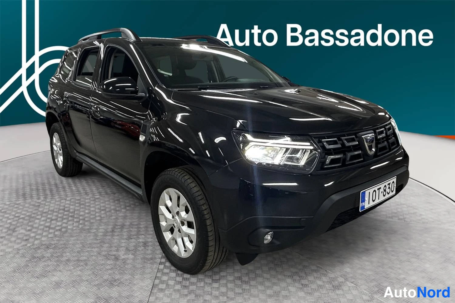 Musta Dacia Duster 2022, etuviisto, keula oikealle, kuva 2