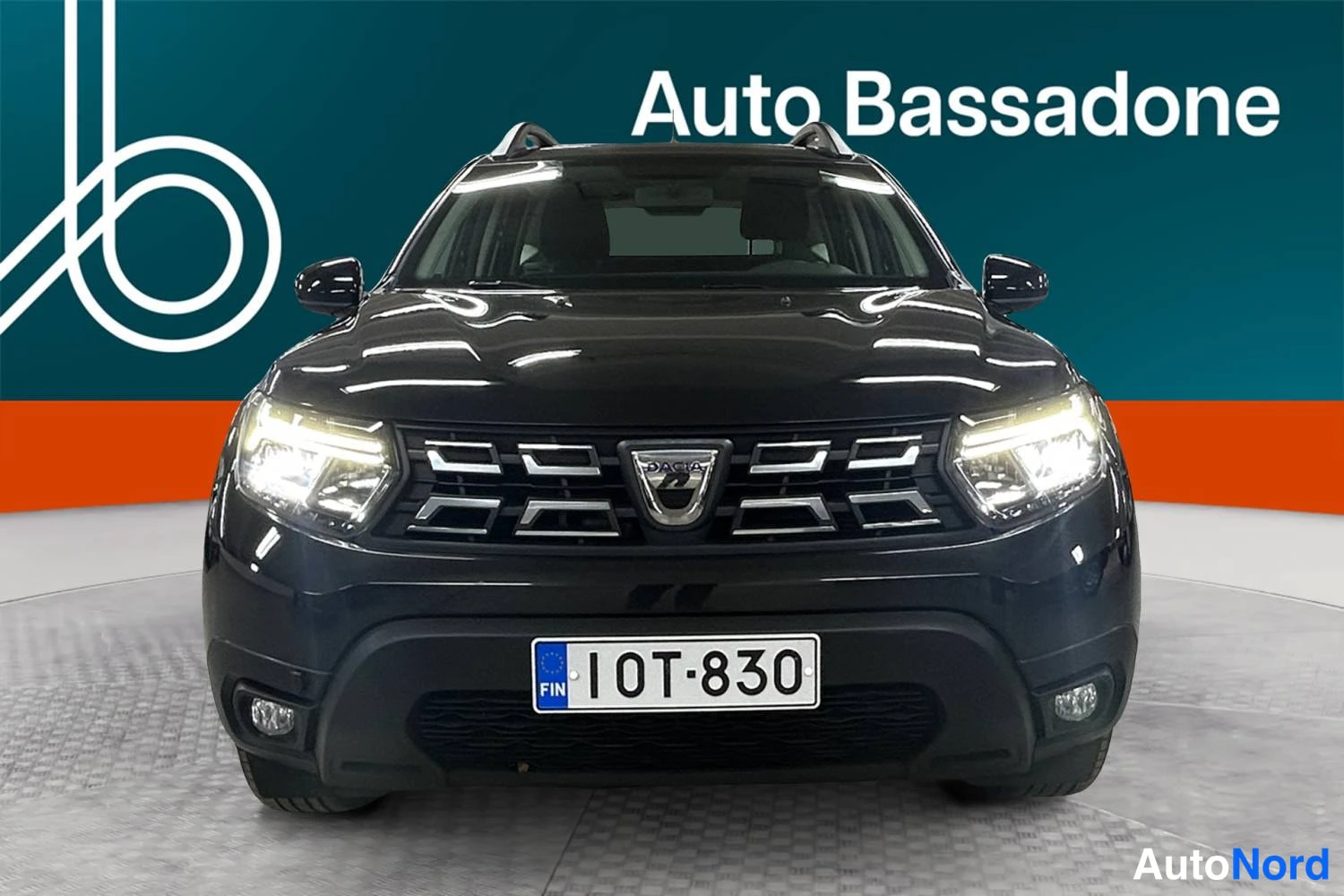 Musta Dacia Duster 2022, edestä, kuva 3