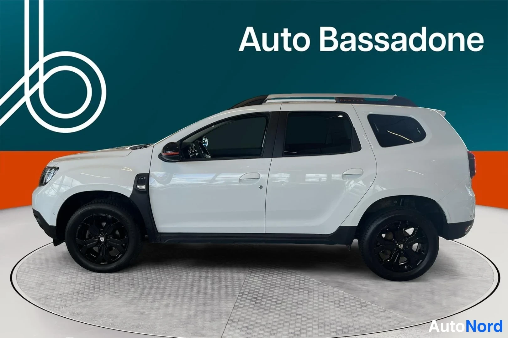 Valkoinen Dacia Duster 2022, sivulta, kuva 4