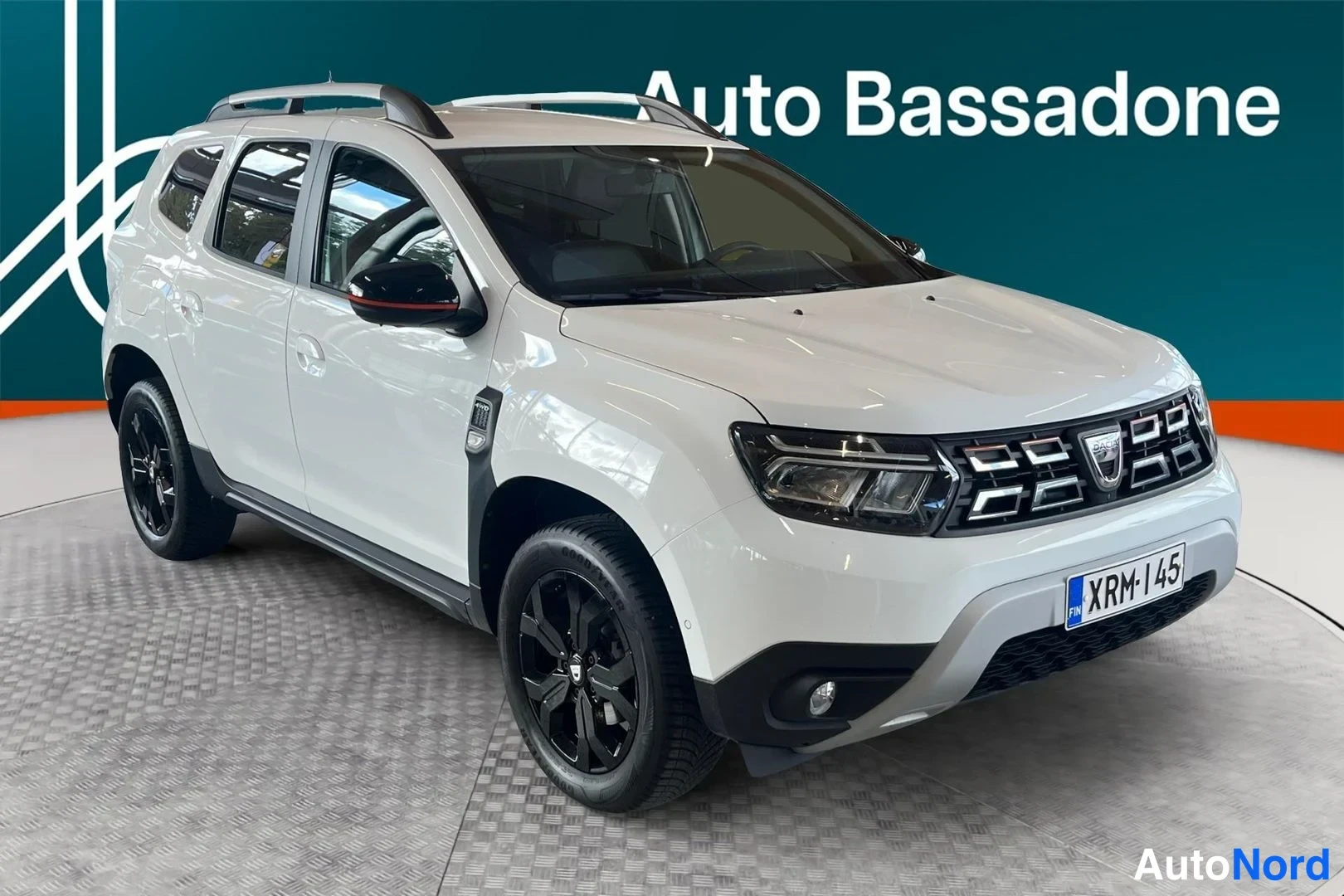Valkoinen Dacia Duster 2022, etuviisto, keula oikealle, kuva 2