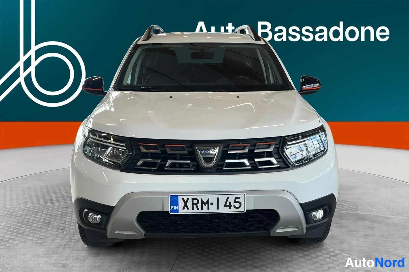 Valkoinen Dacia Duster 2022, edestä, kuva 3