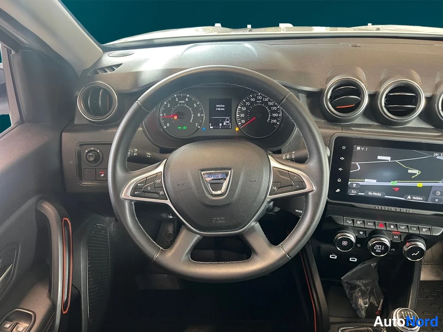 Valkoinen Dacia Duster 2022, ohjaamo, kuva 10