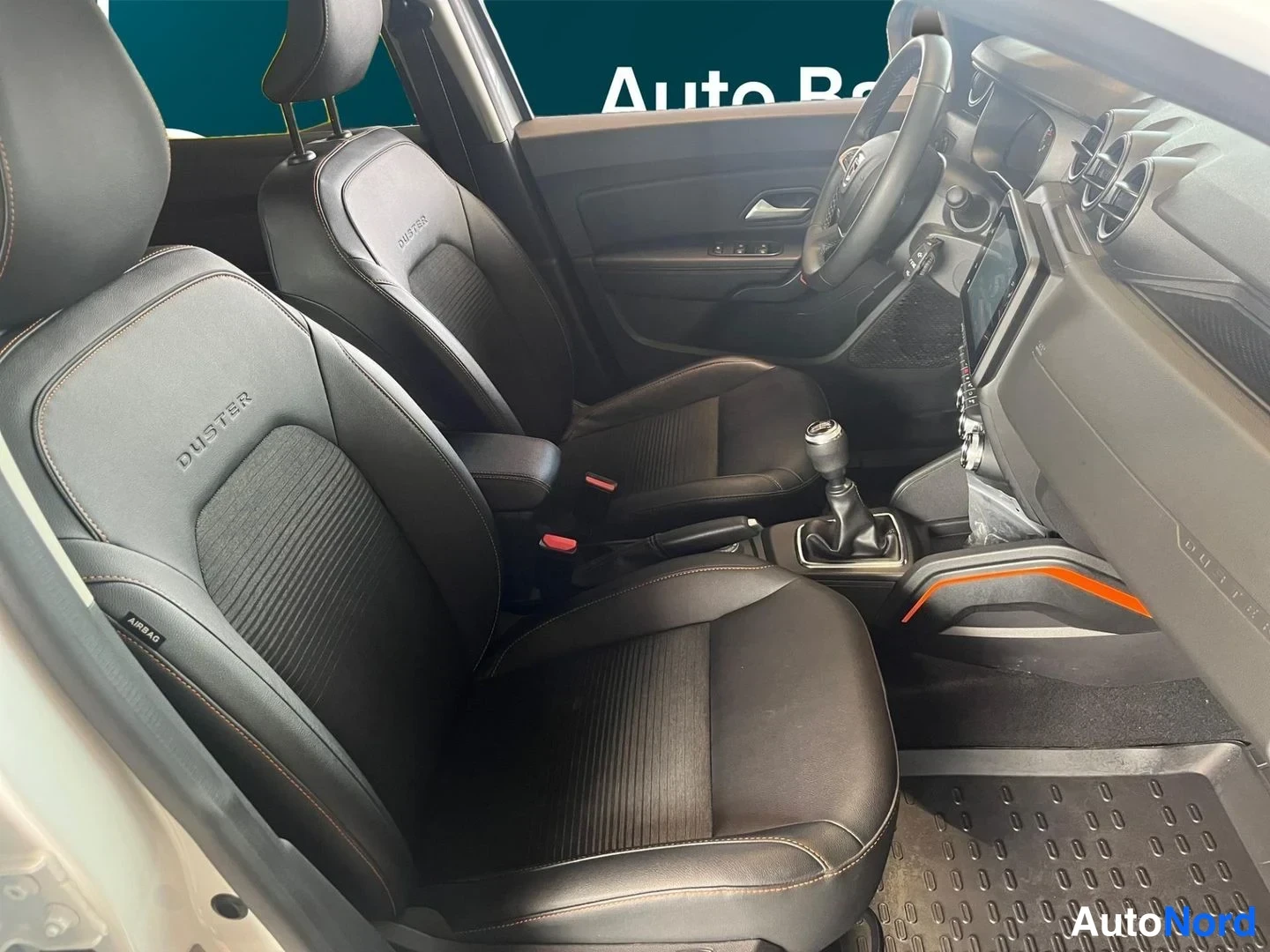 Valkoinen Dacia Duster 2022, etuistuimet, kuva 12