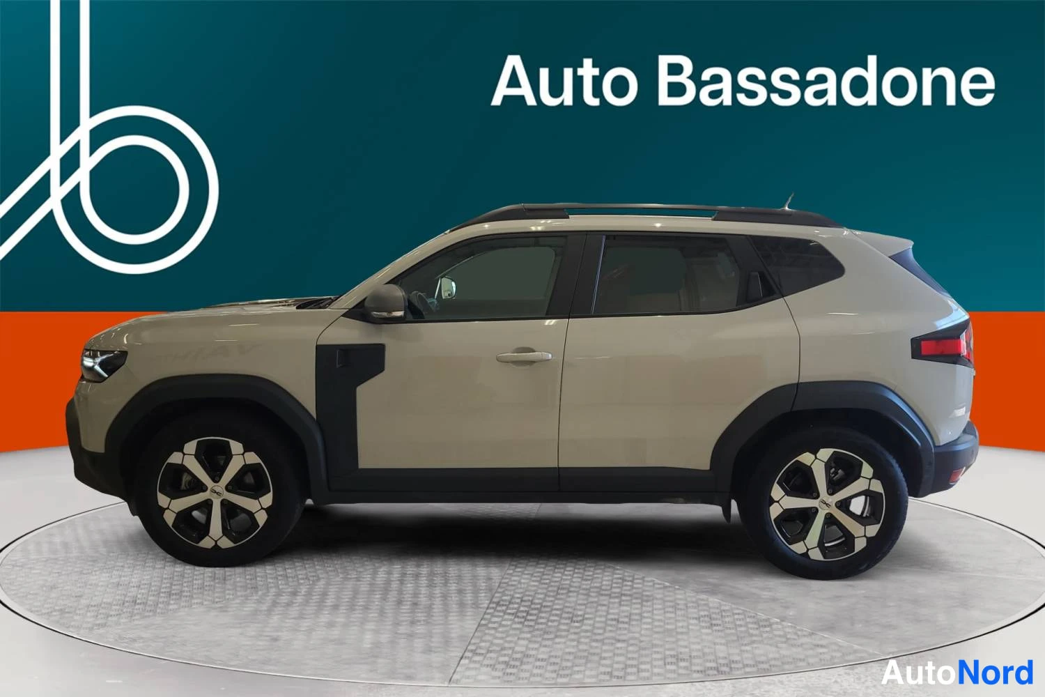 Beige Dacia Duster 2024, sivulta, kuva 5