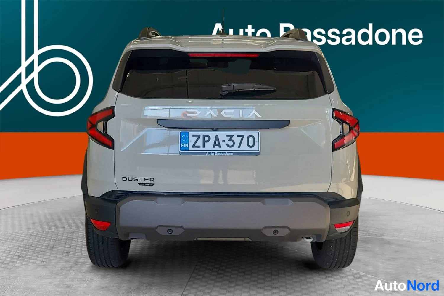 Beige Dacia Duster 2024, takaa, kuva 8