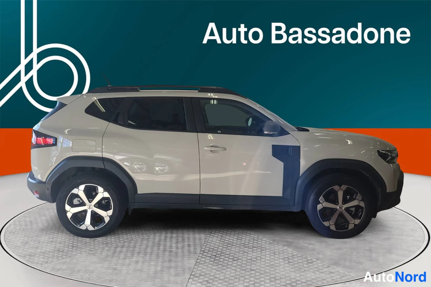 Beige Dacia Duster 2024, etuviisto, keula oikealle, kuva 2