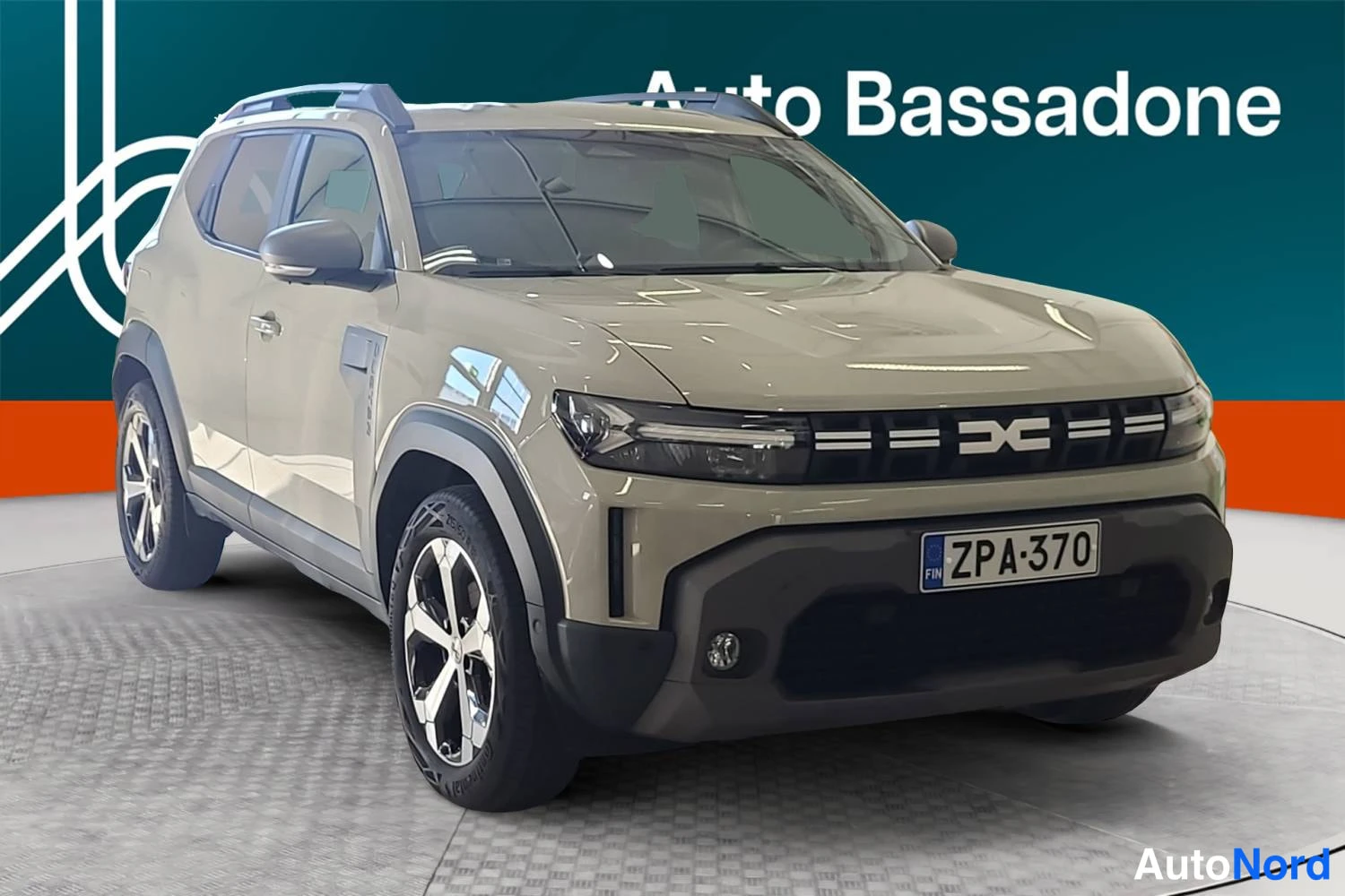 Beige Dacia Duster 2024, etuviisto, keula oikealle, kuva 3
