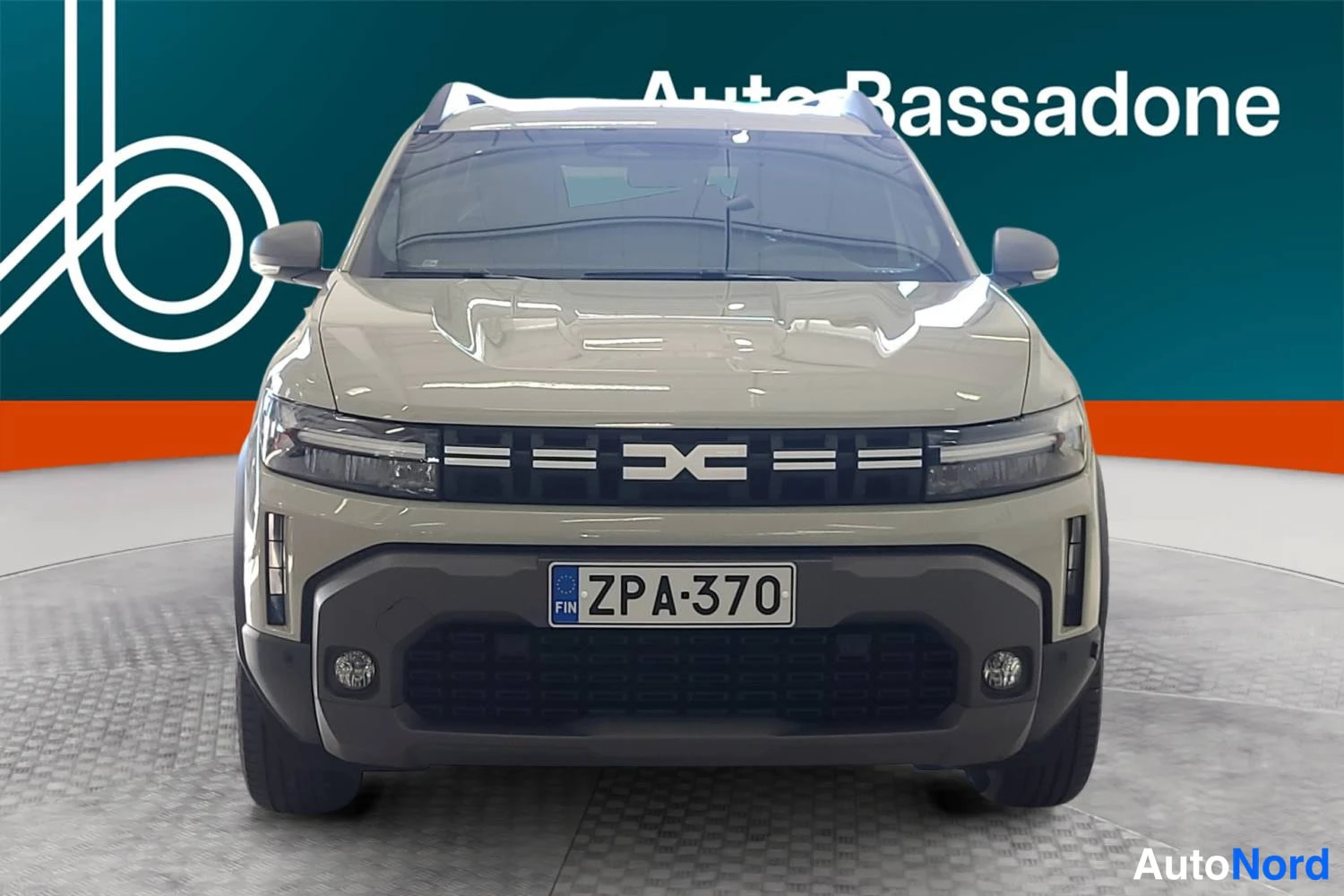 Beige Dacia Duster 2024, edestä, kuva 4