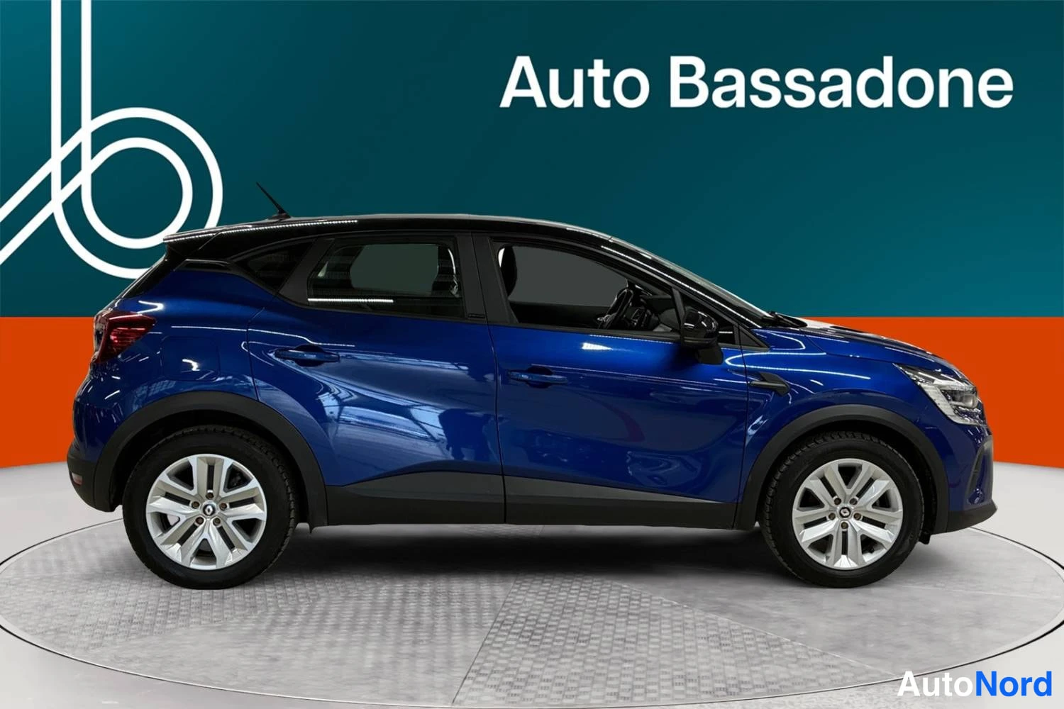 Sininen Renault Captur E-TECH Plug-in hybrid 2022, etuviisto, keula oikealle, kuva 3