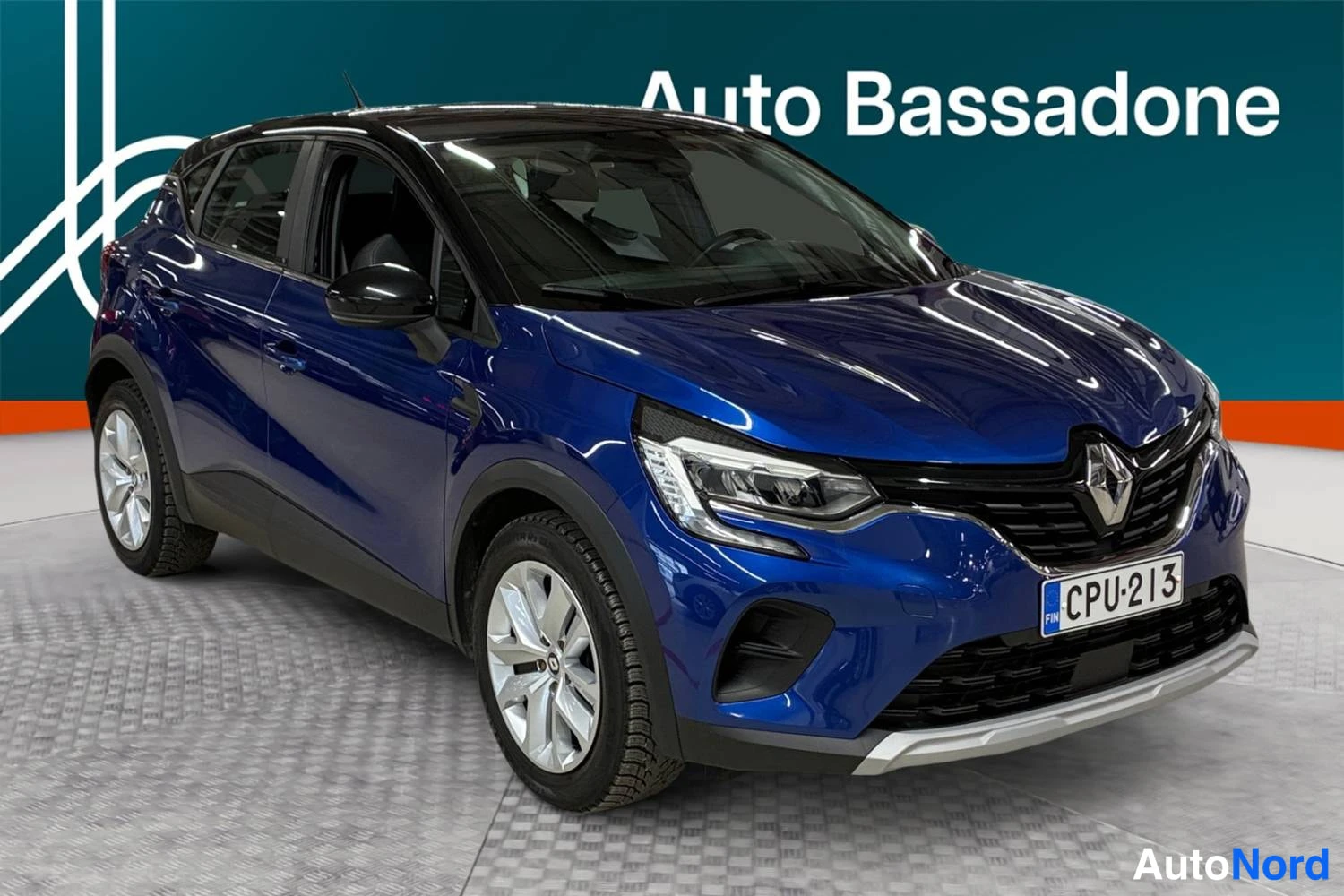 Sininen Renault Captur E-TECH Plug-in hybrid 2022, etuviisto, keula oikealle, kuva 4