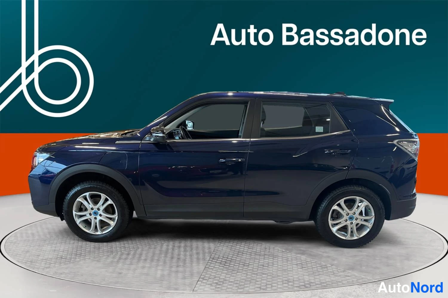 Sininen SsangYong Korando e-Motion 2024, sivulta, kuva 4