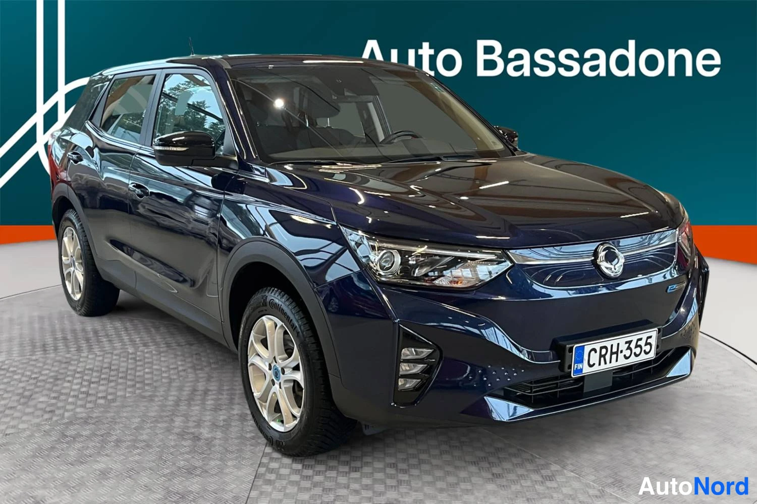 Sininen SsangYong Korando e-Motion 2024, etuviisto, keula oikealle, kuva 2