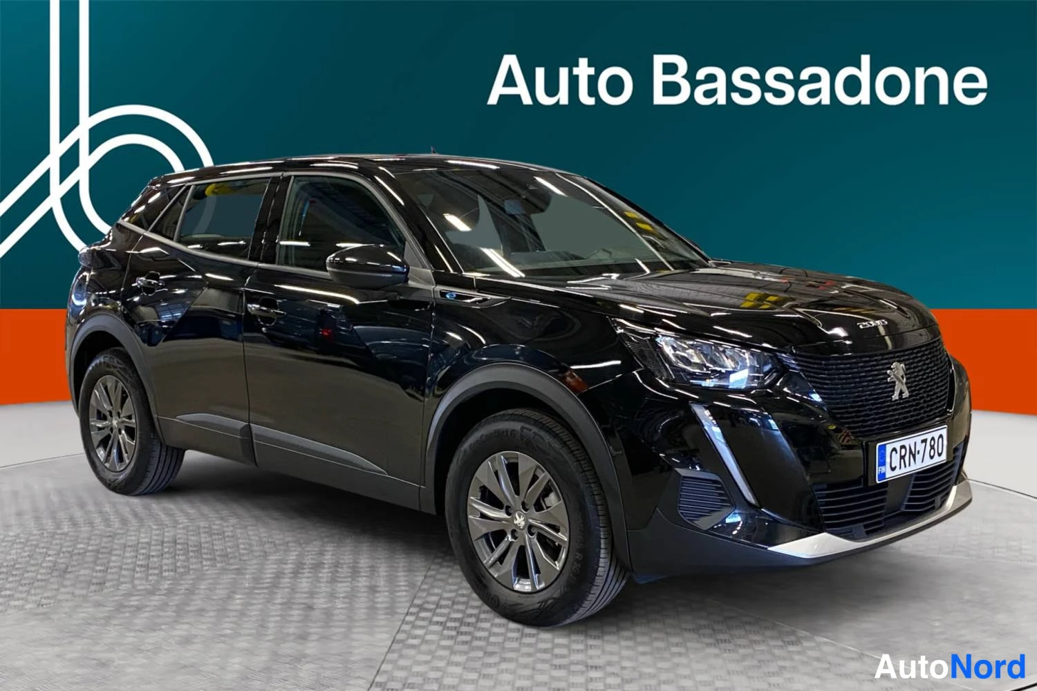 Musta Peugeot E-2008 2023, etuviisto, keula oikealle, kuva 3