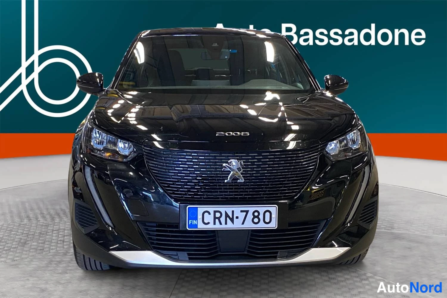 Musta Peugeot E-2008 2023, edestä, kuva 4