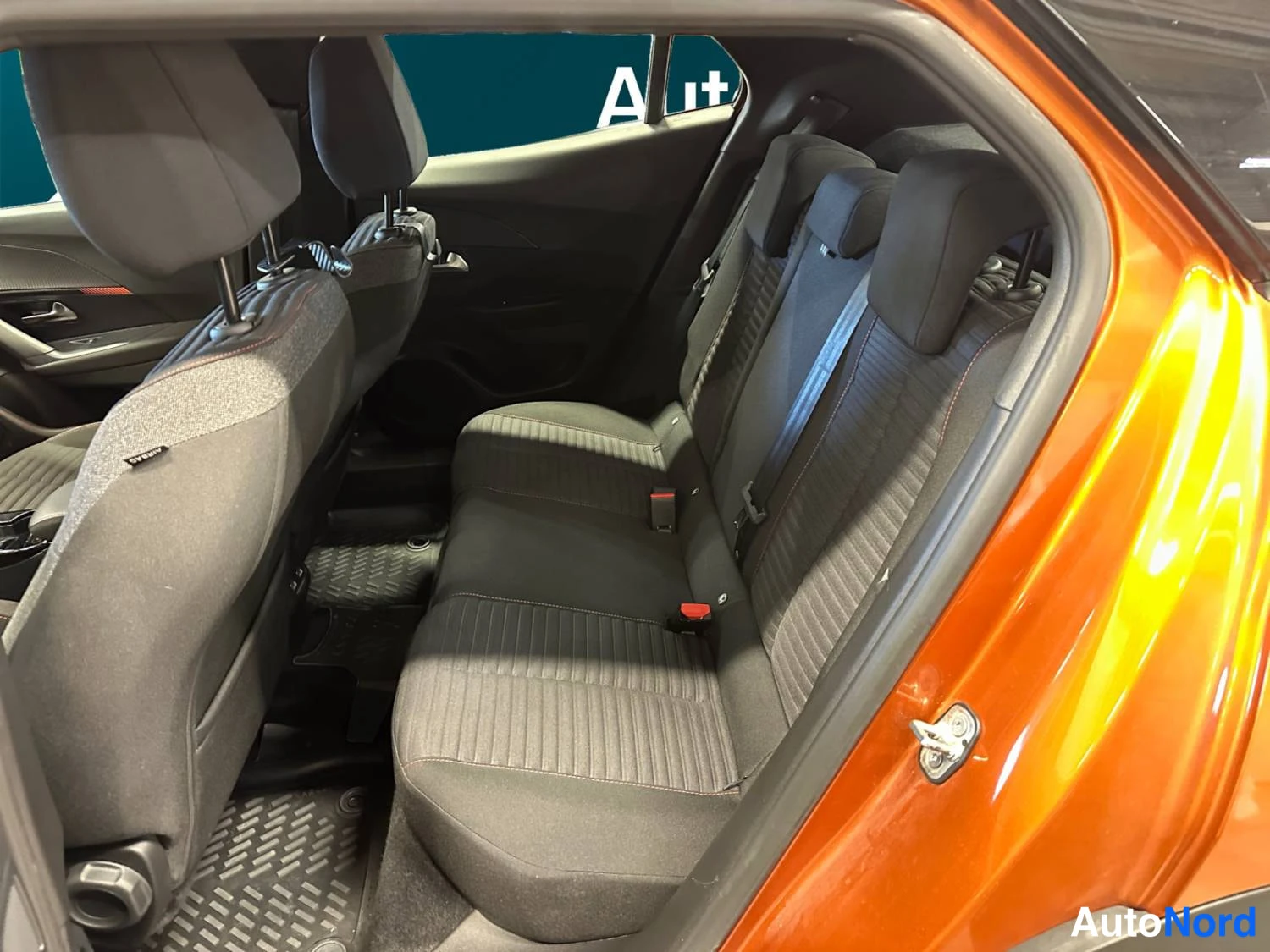 Oranssi Peugeot E-2008 2023, kuva 14