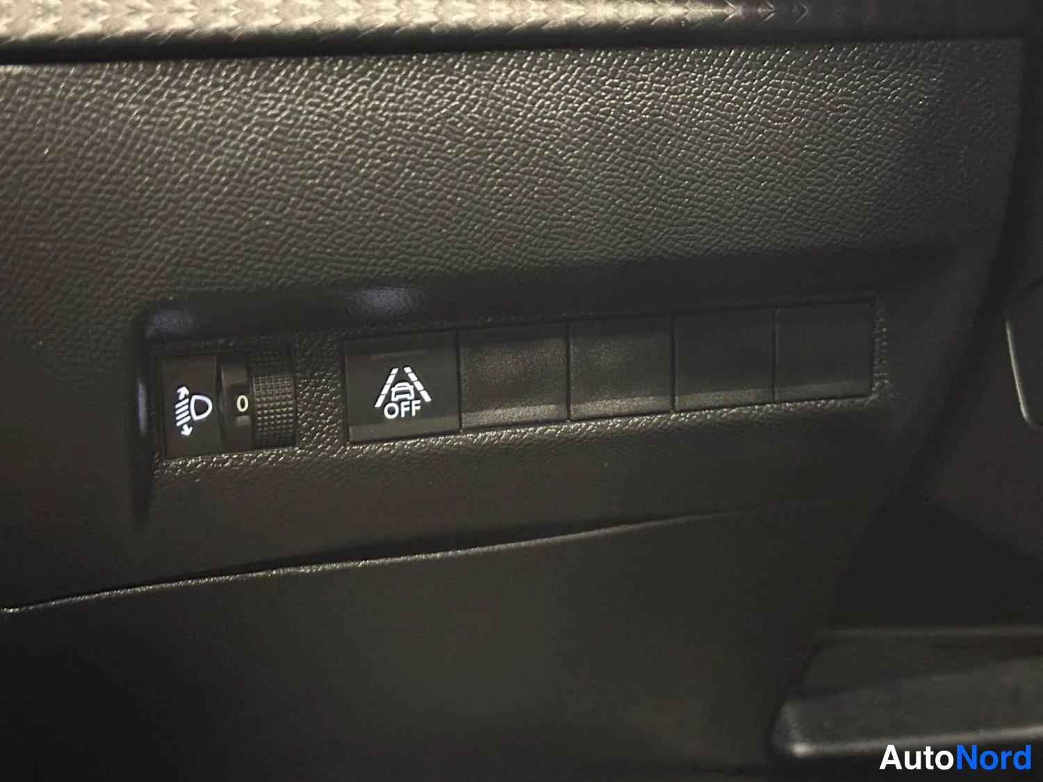Oranssi Peugeot E-2008 2023, kuva 21