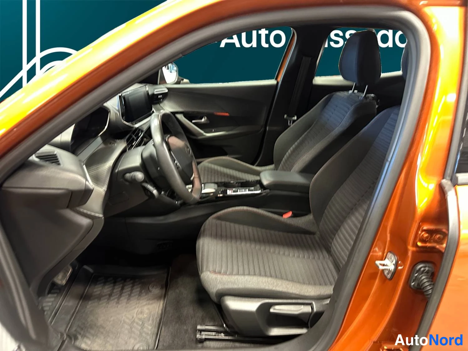 Oranssi Peugeot E-2008 2023, kuva 11