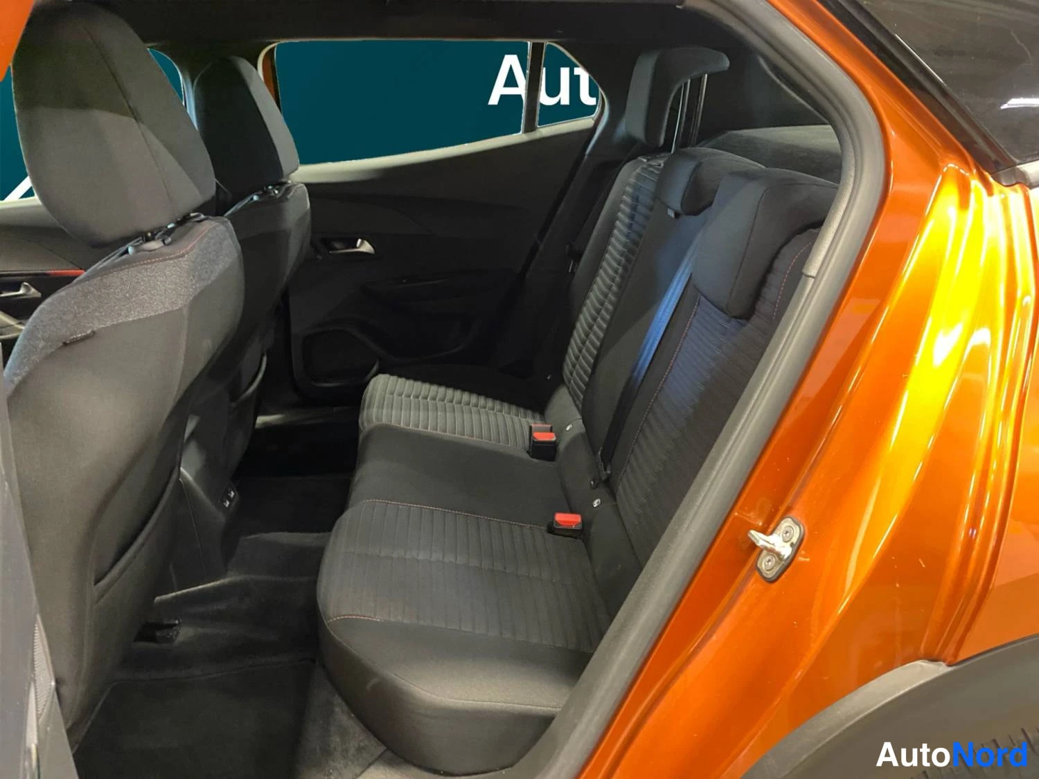 Oranssi Peugeot E-2008 2023, kuva 16