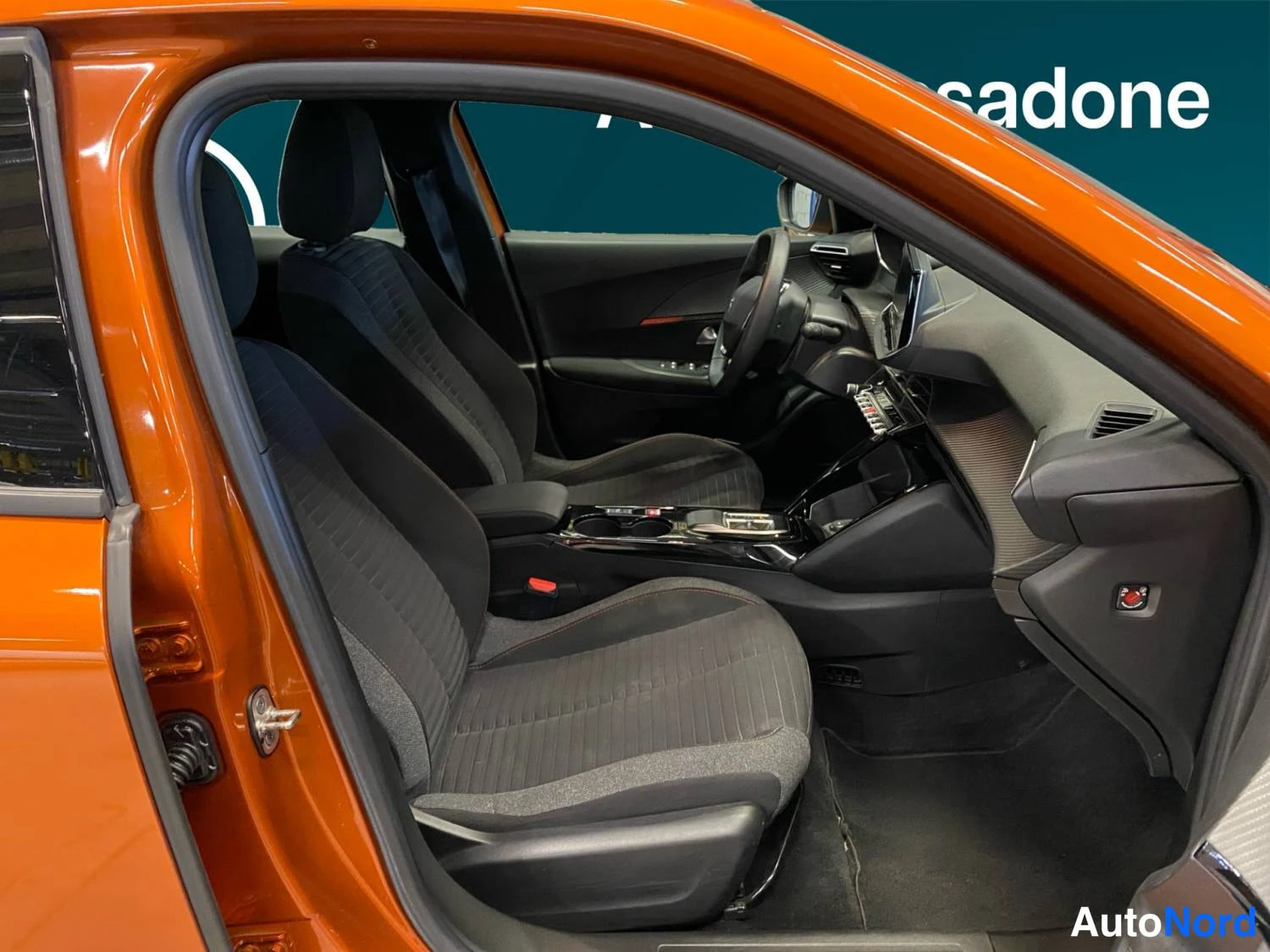 Oranssi Peugeot E-2008 2023, kuva 10