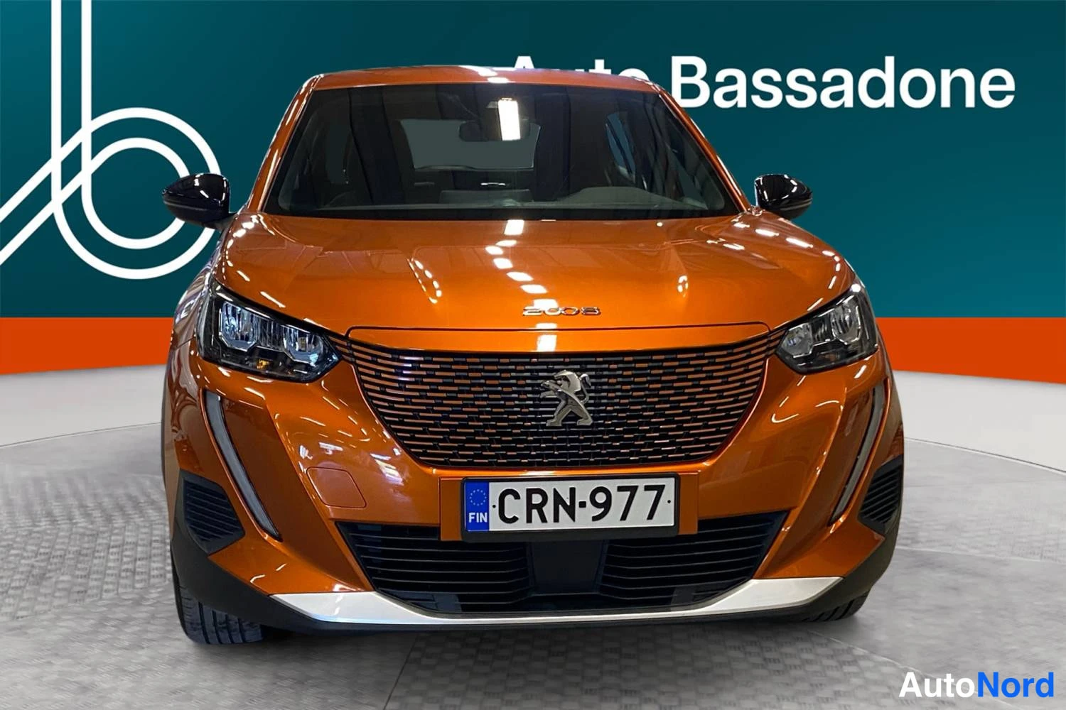 Oranssi Peugeot E-2008 2023, edestä, kuva 3
