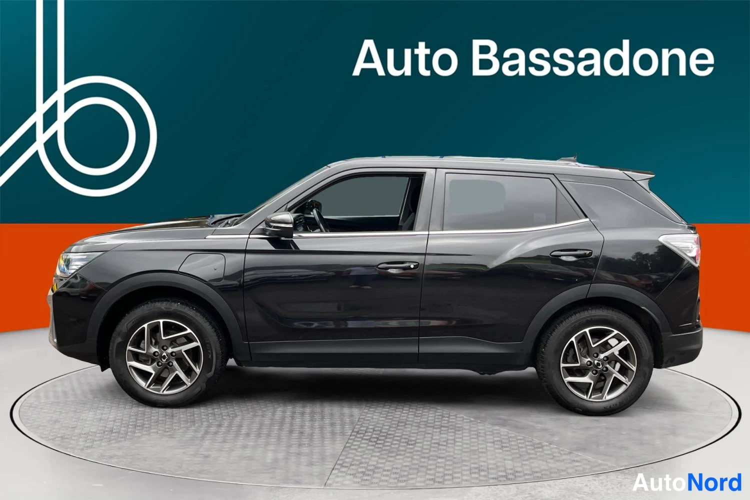 Musta SsangYong Korando e-Motion 2023, sivulta, kuva 4