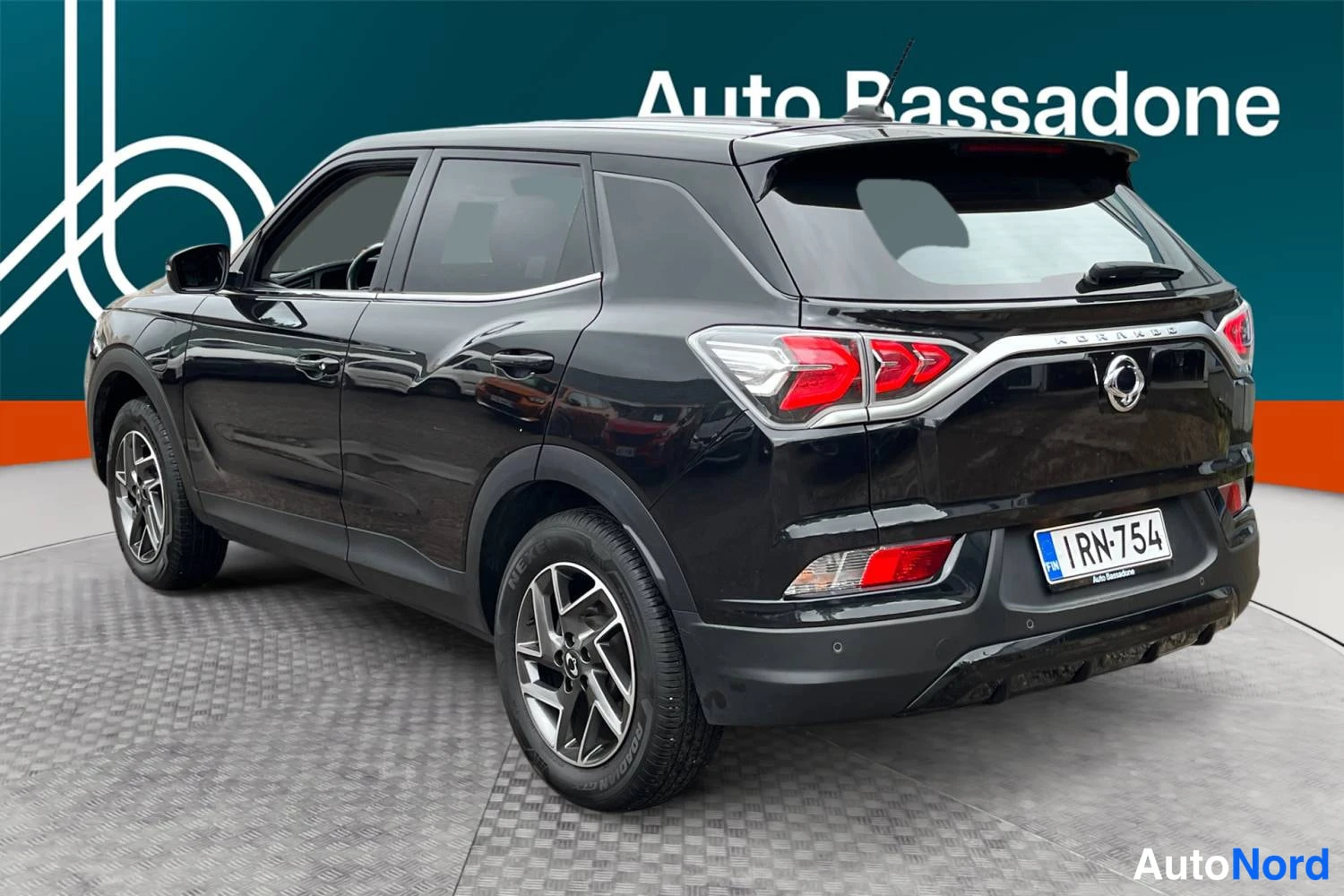 Musta SsangYong Korando e-Motion 2023, takaviisto, kuva 6