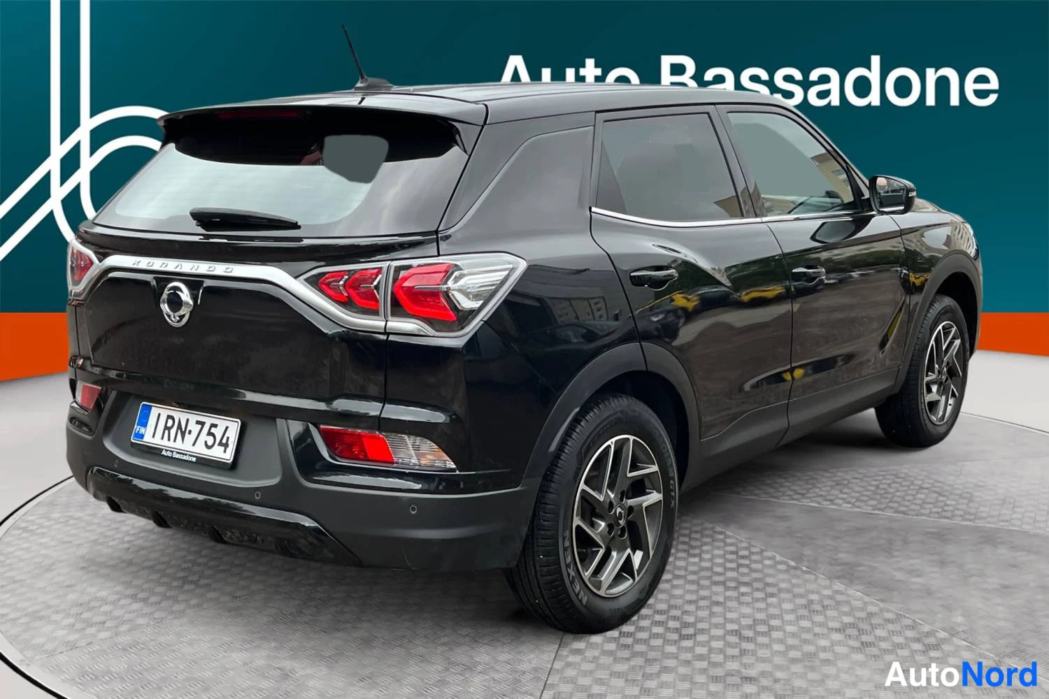 Musta SsangYong Korando e-Motion 2023, takaviisto, kuva 7