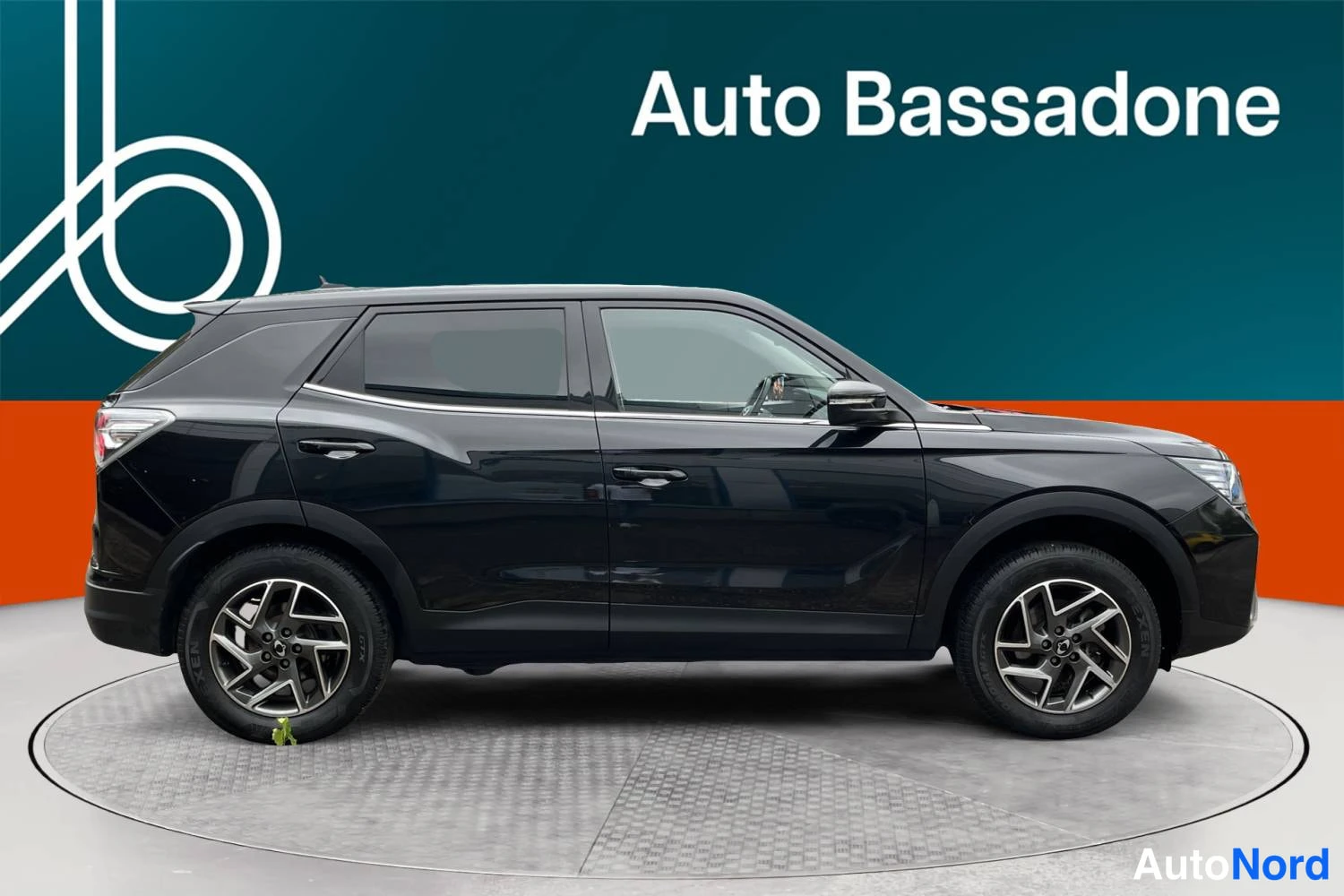 Musta SsangYong Korando e-Motion 2023, sivulta, kuva 5