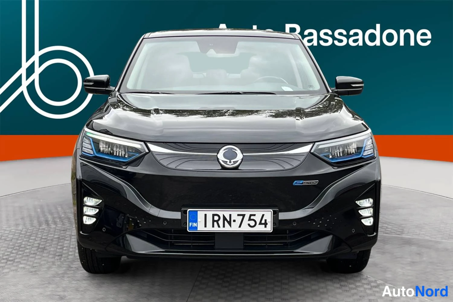 Musta SsangYong Korando e-Motion 2023, edestä, kuva 3